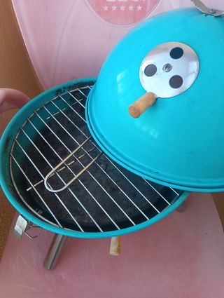 Barbacoa portátil azul y plateada