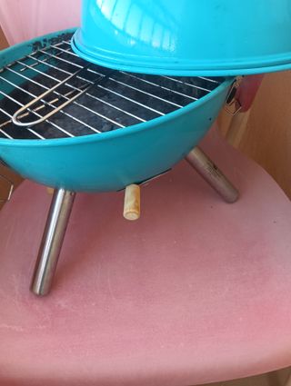 Barbacoa portátil azul y plateada