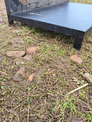 Estantería metálica negra y verde