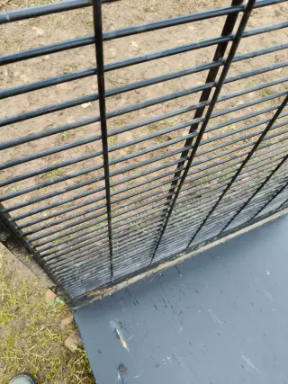 Estantería metálica negra y verde