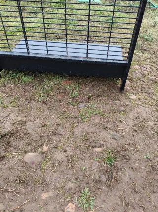 Estantería metálica negra y verde