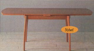 Mesa comedor + 4 sillas + vitrina + aparador