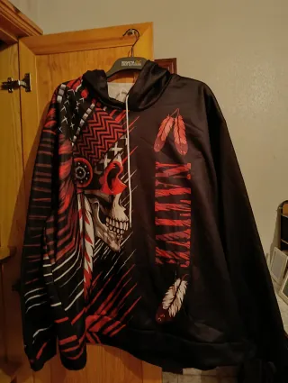 Sudadera con capucha diseño calavera y plumas