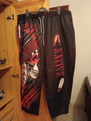 Sudadera con capucha diseño calavera y plumas