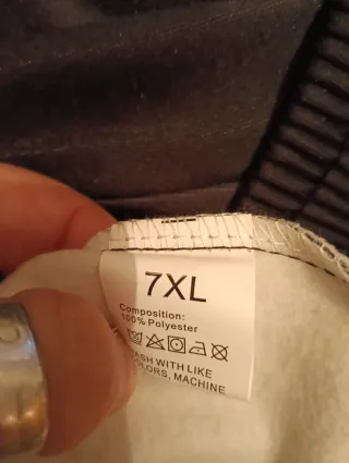 Sudadera con capucha diseño calavera y plumas