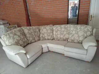 Sofá esquinero beige y blanco