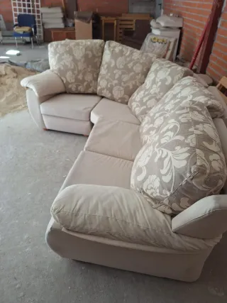 Sofá esquinero beige y blanco