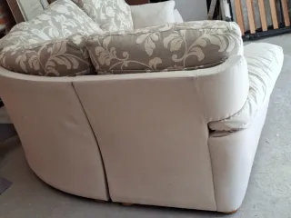 Sofá esquinero beige y blanco