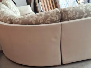 Sofá esquinero beige y blanco