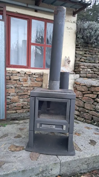 Estufa de leña metálica negra Kli2