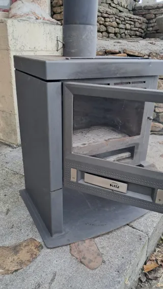Estufa de leña metálica negra Kli2
