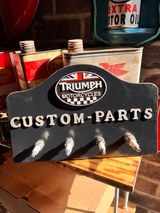 Cartel Triumph Bujías Colgador