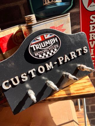 Cartel Triumph Bujías Colgador