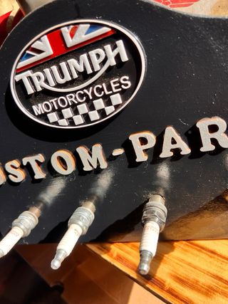 Cartel Triumph Bujías Colgador