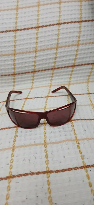 Gafas de sol marrones y rojas de mujer
