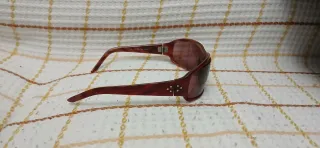 Gafas de sol marrones y rojas de mujer