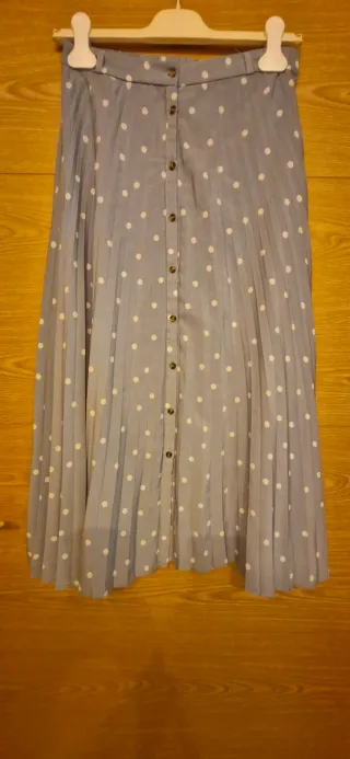 Falda larga Stradivarius color verde con lunares.