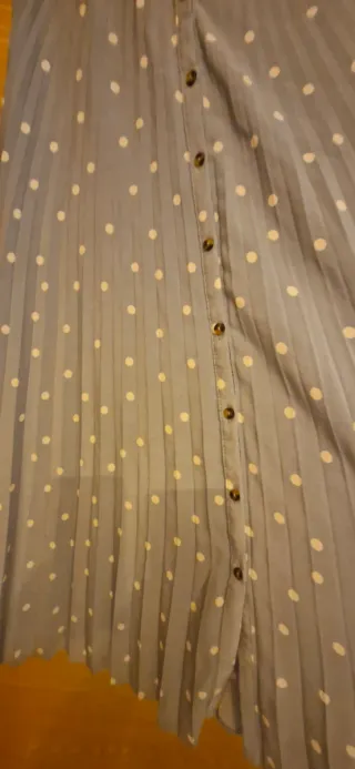 Falda larga Stradivarius color verde con lunares.