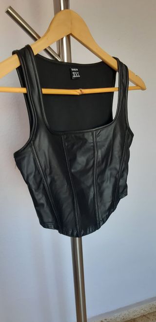 Top sin mangas. De polipiel color negro. Talla XS.