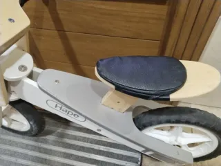 Bici de equilibrio Hape de madera,tiene defectos
