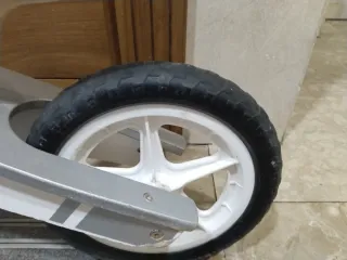 Bici de equilibrio Hape de madera,tiene defectos