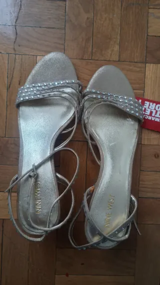 Sandalias Nine West doradas con pedrería