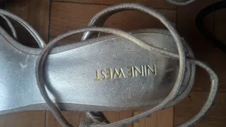 Sandalias Nine West doradas con pedrería