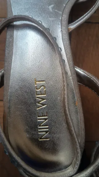 Sandalias Nine West doradas con pedrería