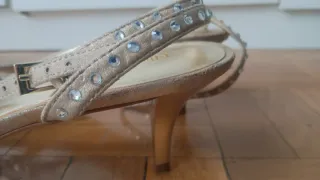 Sandalias Nine West doradas con pedrería