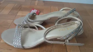 Sandalias Nine West doradas con pedrería