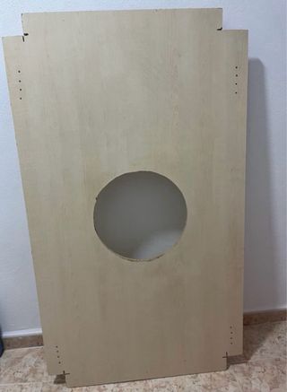 Mesa marrón oscuro con 6 sillas y tarima.