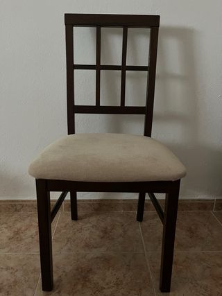 Mesa marrón oscuro con 6 sillas y tarima.