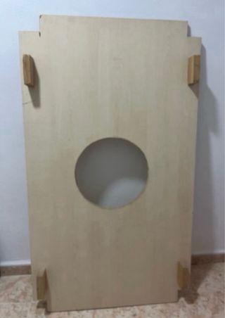 Mesa marrón oscuro con 6 sillas y tarima.