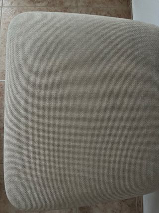 Mesa marrón oscuro con 6 sillas y tarima.