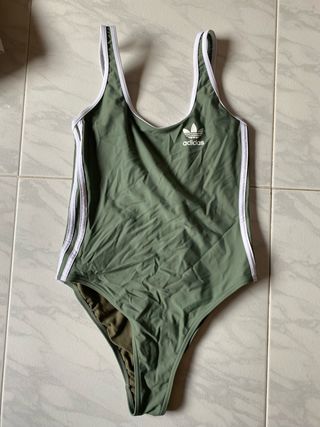 Bañador Adidas verde con rayas blancas