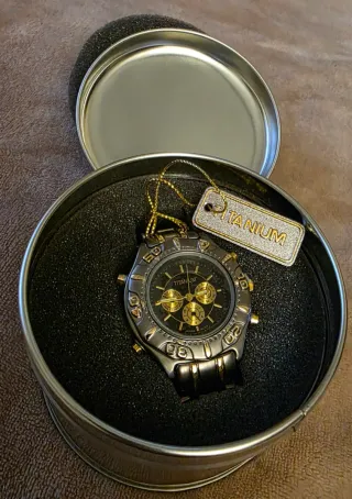 Reloj Titanium Negro y Dorado
