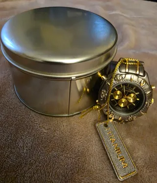 Reloj Titanium Negro y Dorado