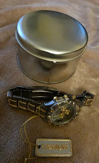 Reloj Titanium Negro y Dorado