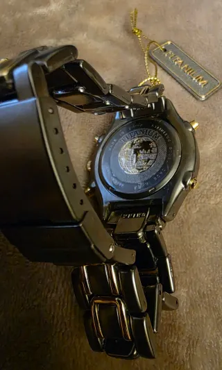 Reloj Titanium Negro y Dorado