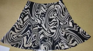 Minifalda estampada beige y negra.