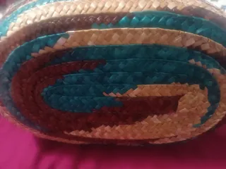 Capazo tejido marrón y turquesa