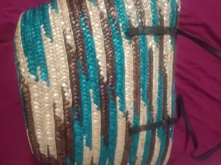 Capazo tejido marrón y turquesa