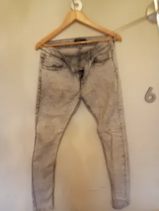 Vaqueros Bershka hombre grises