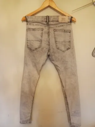 Vaqueros Bershka hombre grises