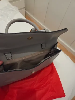 Bolso gris y dorado con textura piel serpiente.