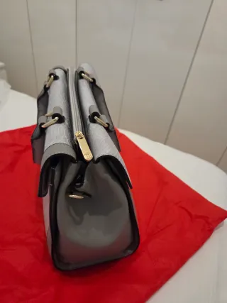 Bolso gris y dorado con textura piel serpiente.