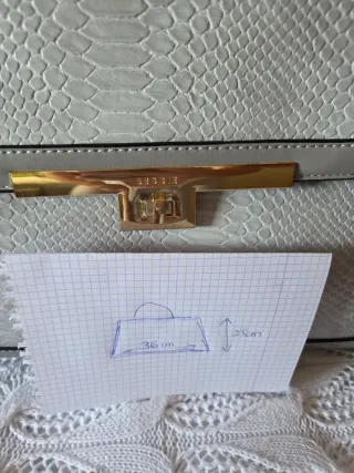 Bolso gris y dorado con textura piel serpiente.