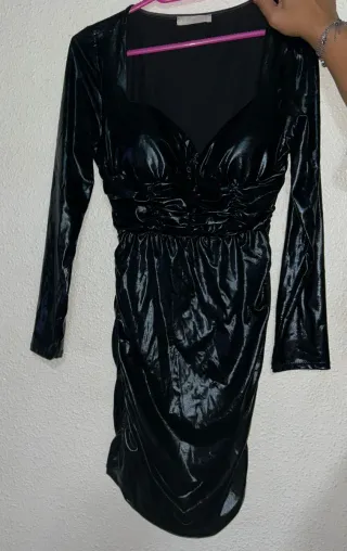 Vestido Negro, De piel y fruncido en la cintura.