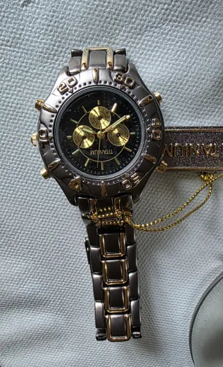 Reloj Titanium Unisex Dorado y Plateado