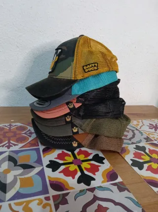 Gorras y viseras marrones y verdes